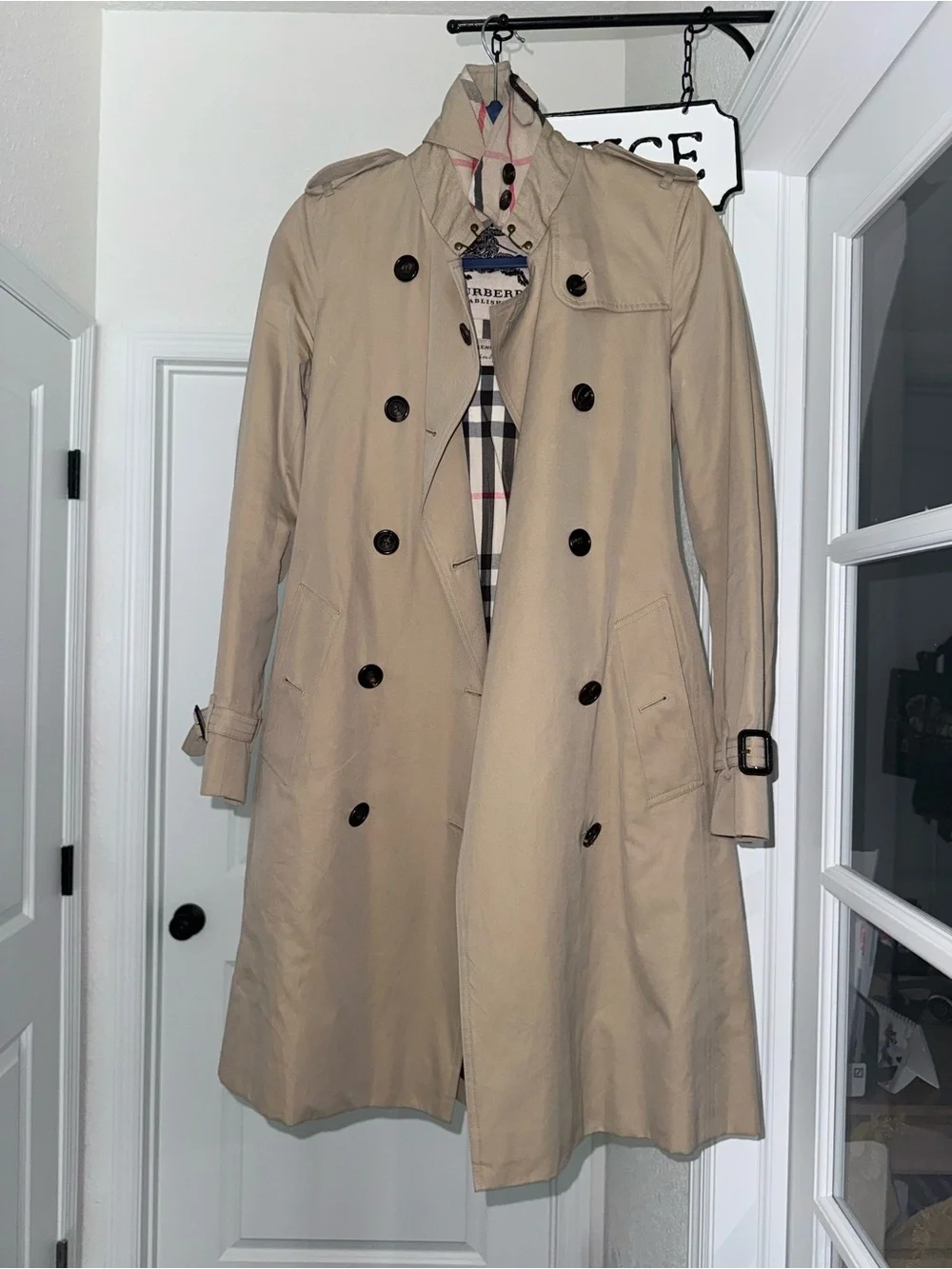 Burberry Beige and Black Nova Check Label Close-Up with Gold Chain Detail - Picture 4 of 16
